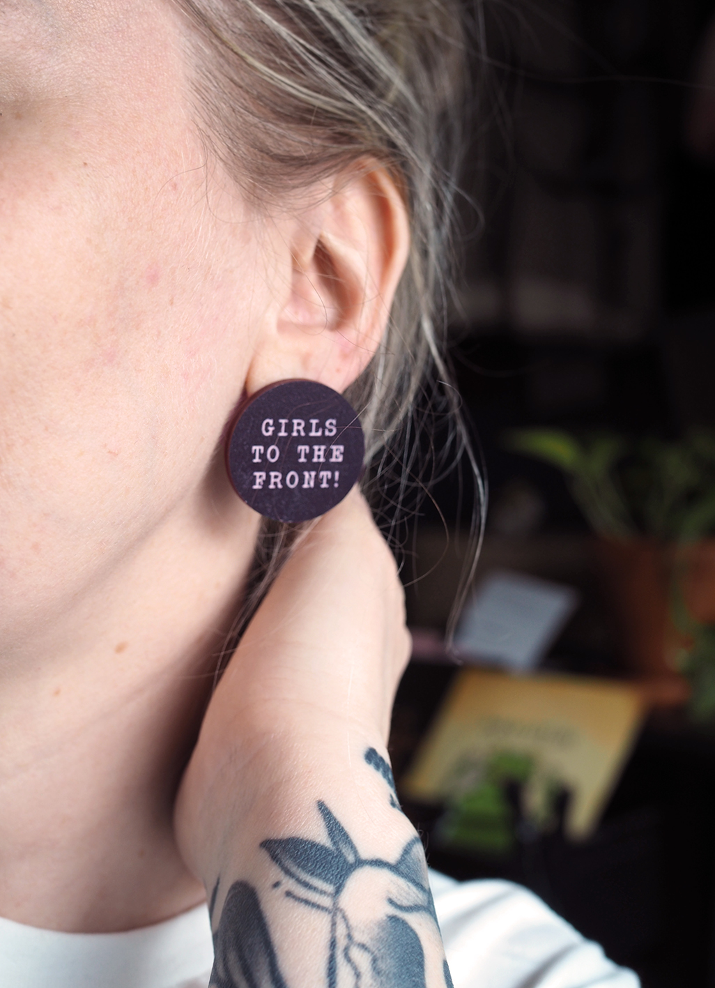 HANDMADE Girls To The Front nappikorvakorut