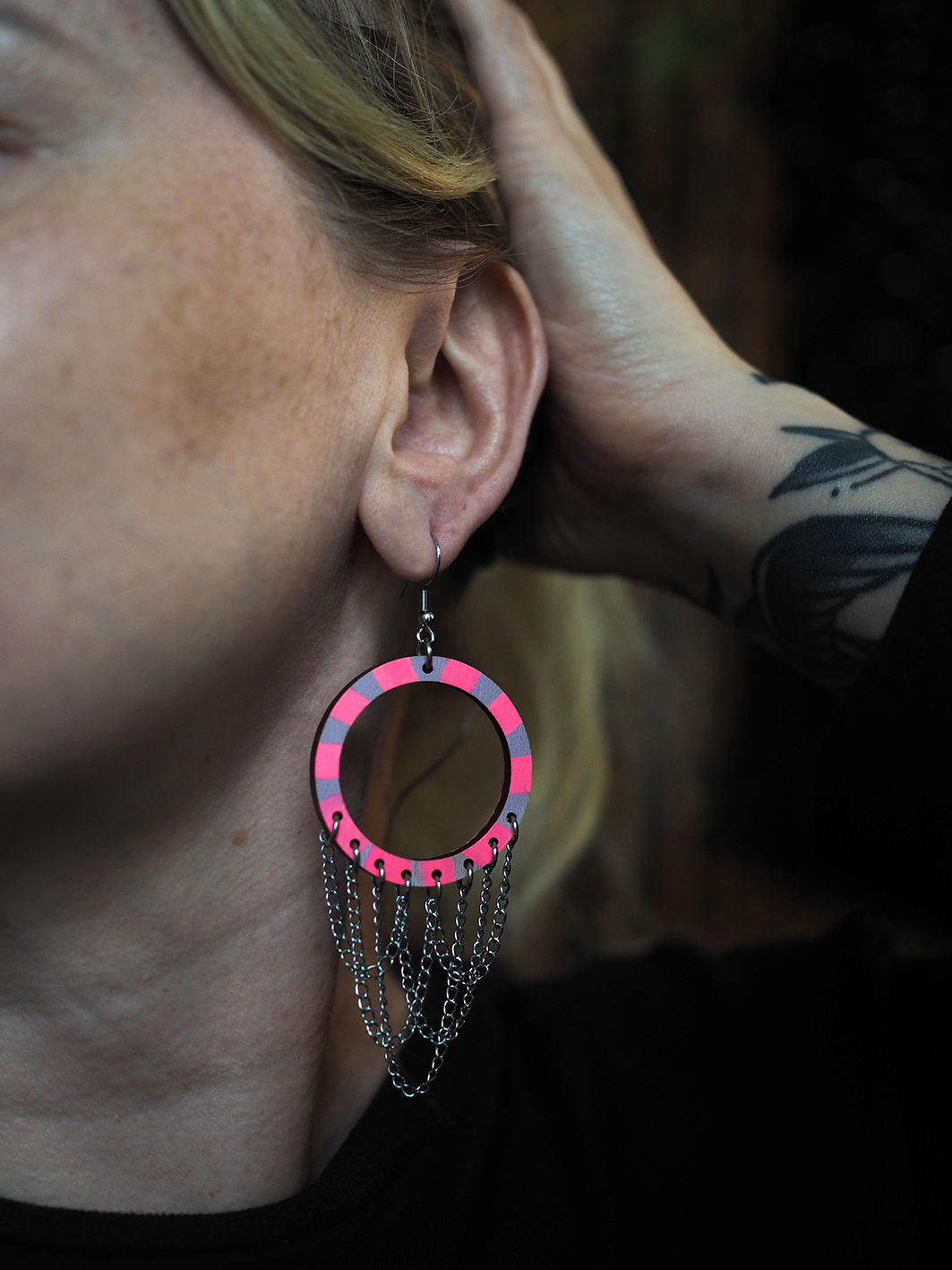 HANDMADE Happy & So Fabulous korvakorut, lila-neon-musta - Image 2