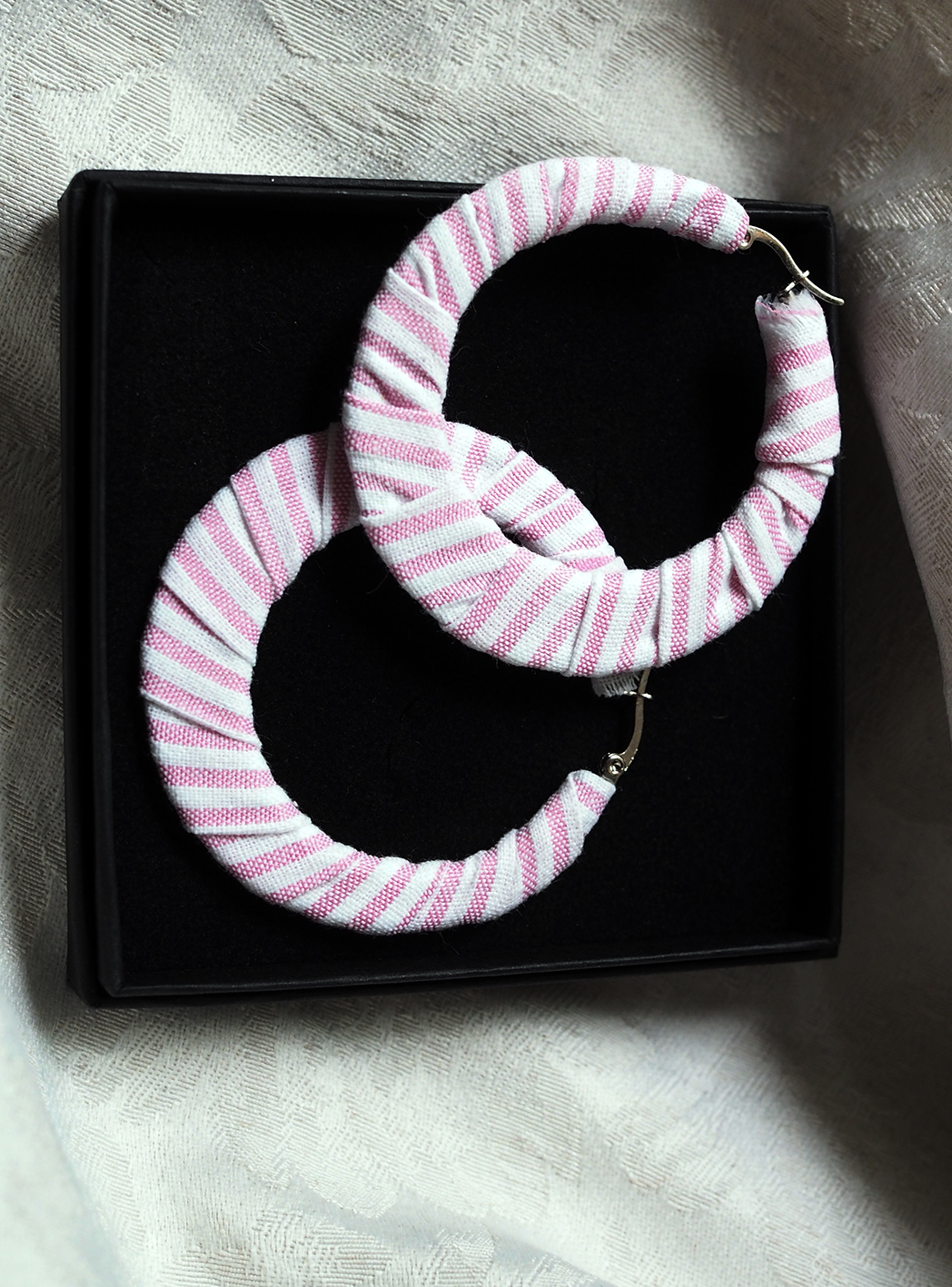 HANDMADE I Always Walk My Way korvarenkaat, v.punainen-valkoinen