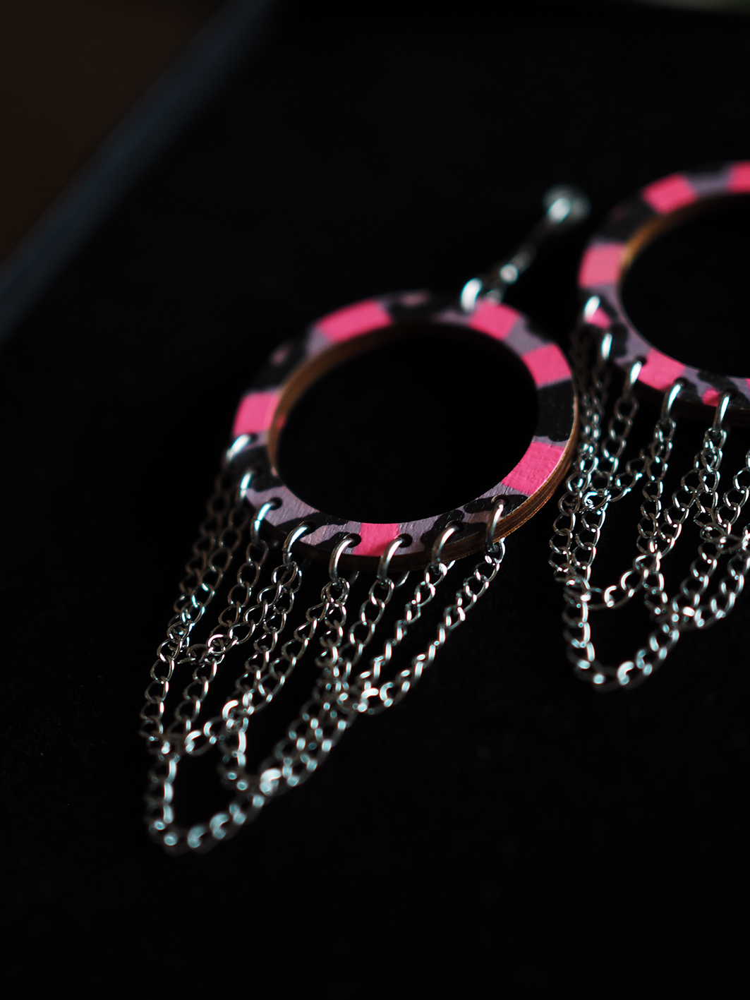 HANDMADE Happy & So Fabulous korvakorut, lila-neon-musta