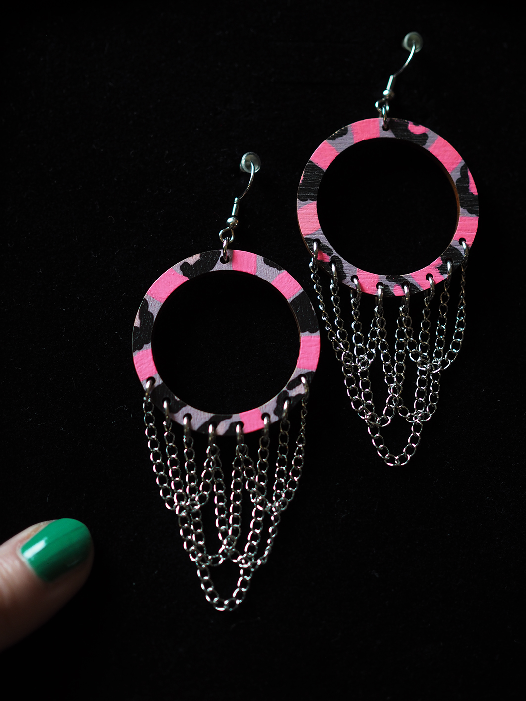 HANDMADE Happy & So Fabulous korvakorut, lila-neon-musta - Image 3