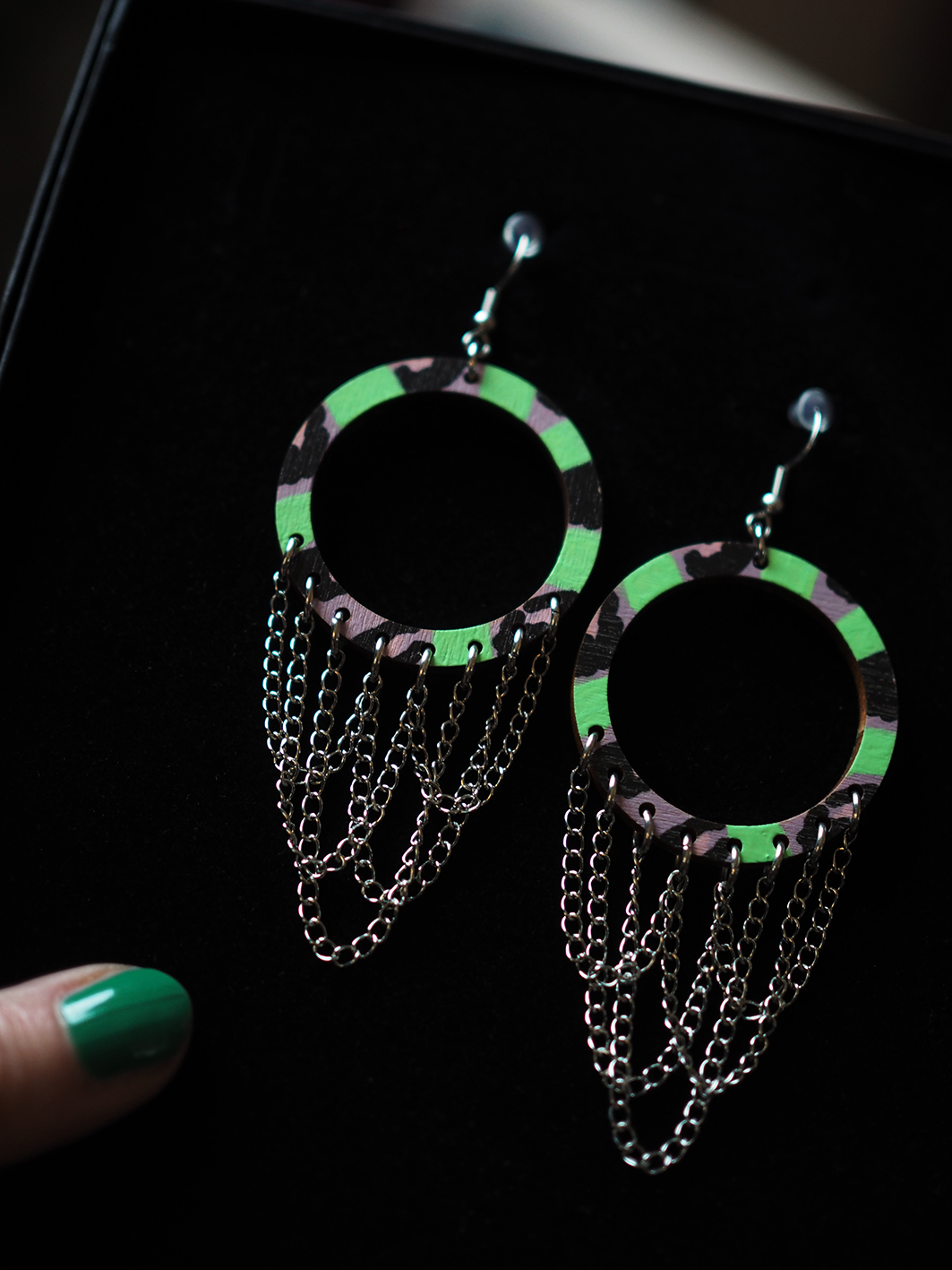 HANDMADE Happy & So Fabulous korvakorut, lila-vihreä-musta - Image 3