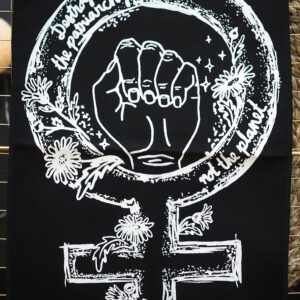 ROSKA ART "Destroy the patriarchy not the planet" - kangasmerkki selkään, eri värejä