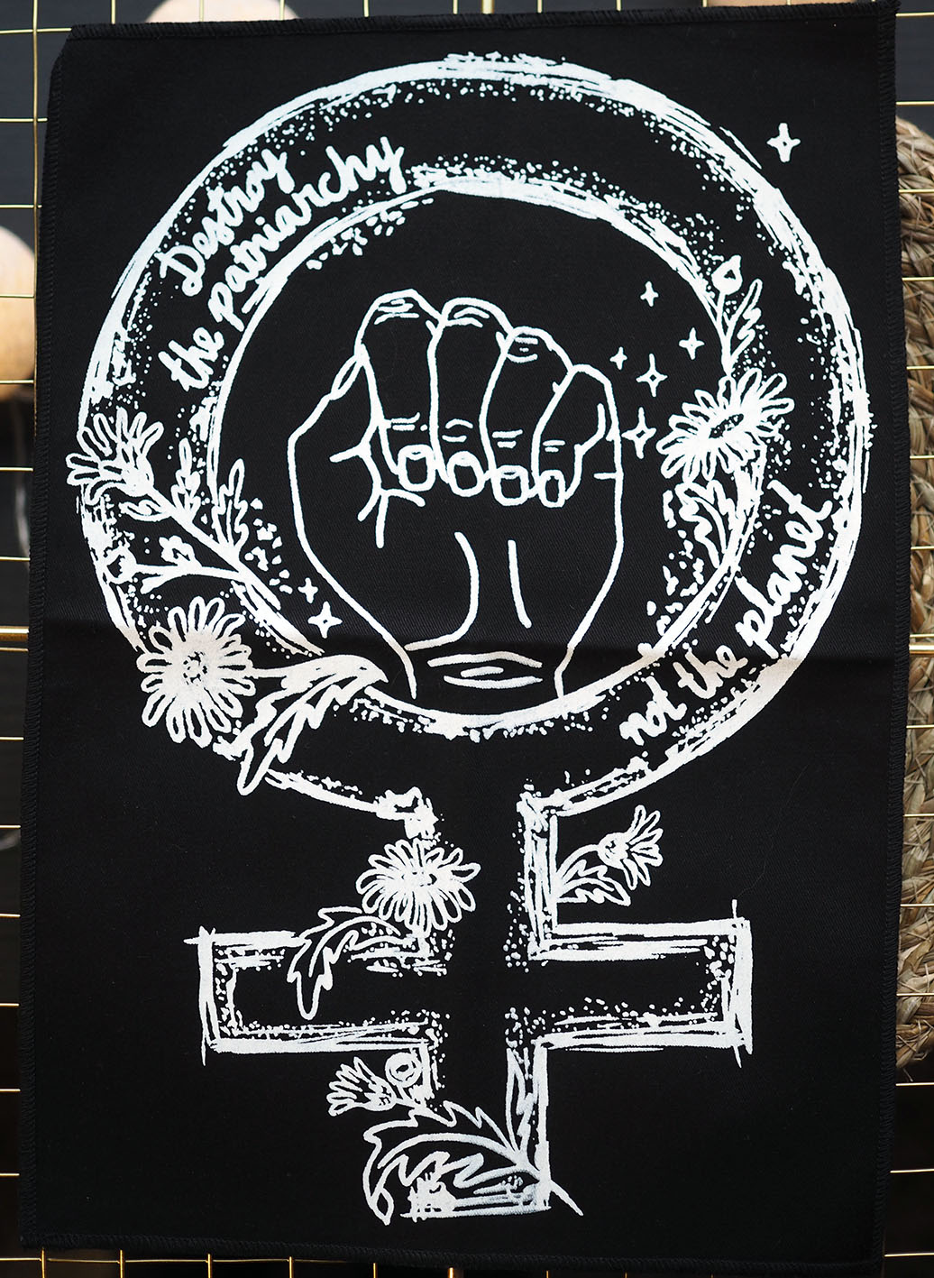 ROSKA ART "Destroy the patriarchy not the planet" - kangasmerkki selkään, eri värejä