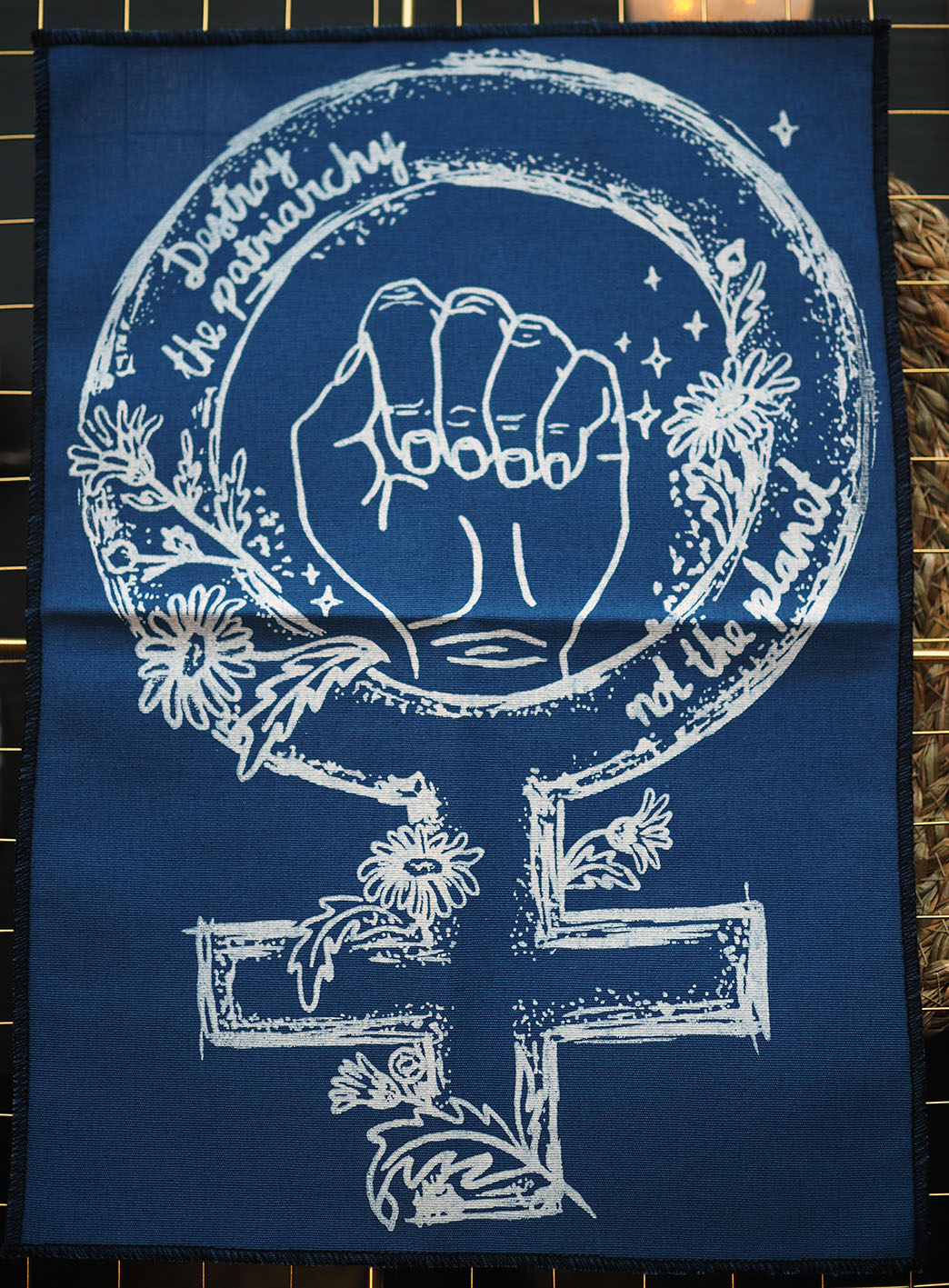 ROSKA ART "Destroy the patriarchy not the planet" - kangasmerkki selkään, eri värejä - Image 2