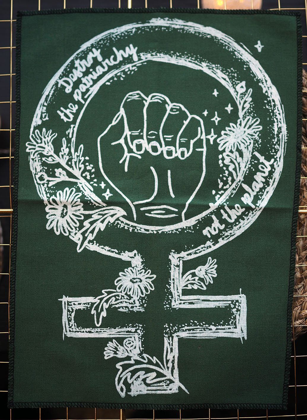 ROSKA ART "Destroy the patriarchy not the planet" - kangasmerkki selkään, eri värejä - Image 3
