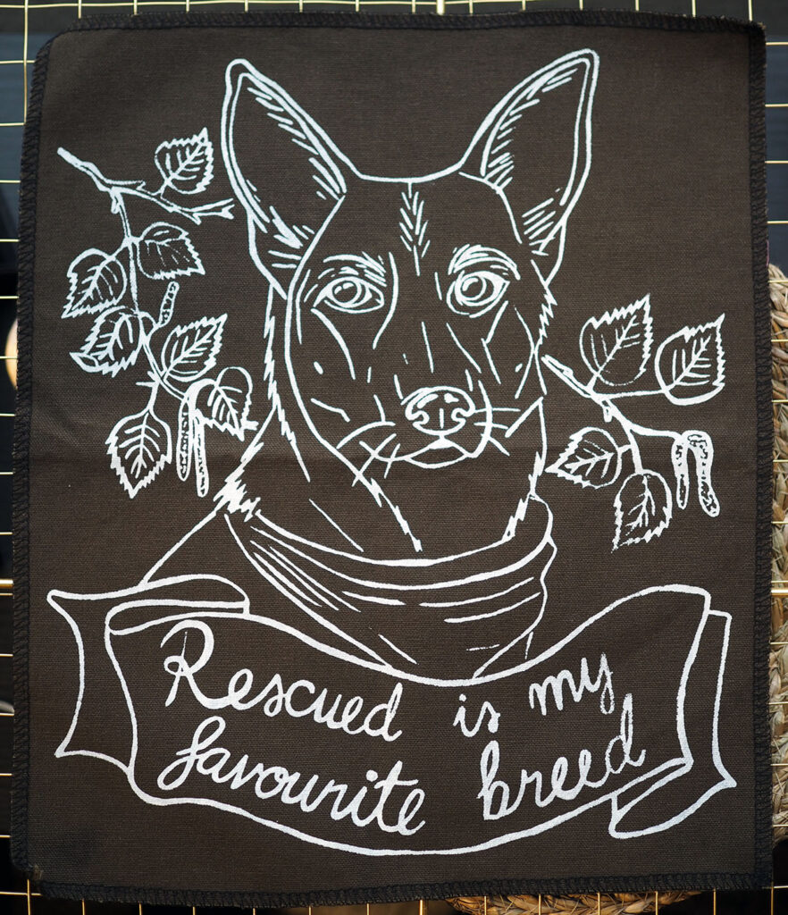 ROSKA ART "Rescued is my favourite breed " - kangasmerkki selkään, eri värejä