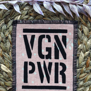 ROSKA ART "VGN PWR" - kangasmerkki - eri värejä