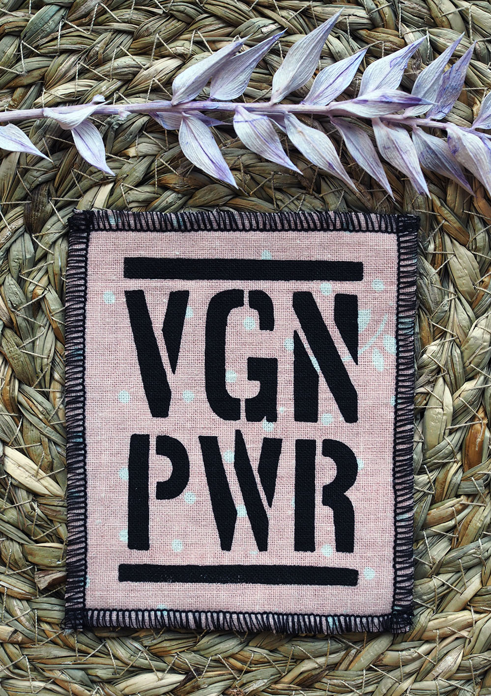 ROSKA ART "VGN PWR" - kangasmerkki - eri värejä