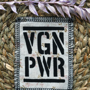 ROSKA ART "VGN PWR" - kangasmerkki - eri värejä
