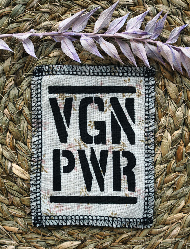 ROSKA ART "VGN PWR" - kangasmerkki - eri värejä