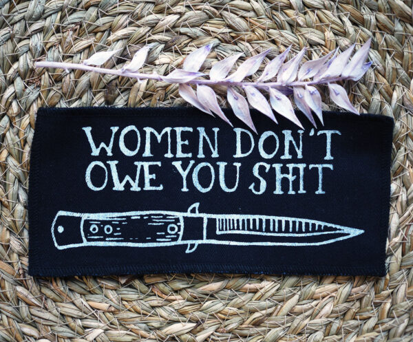 ROSKA ART "Women don't owe you shit" - kangasmerkki - eri värejä