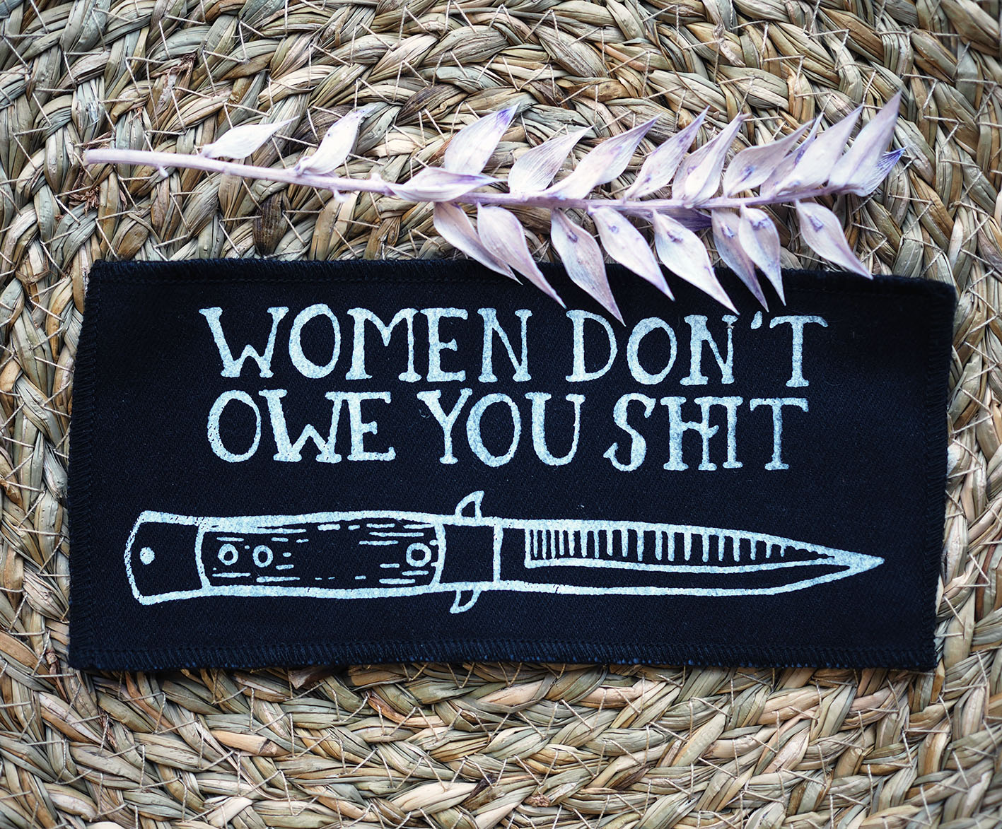 ROSKA ART "Women don't owe you shit" - kangasmerkki - eri värejä