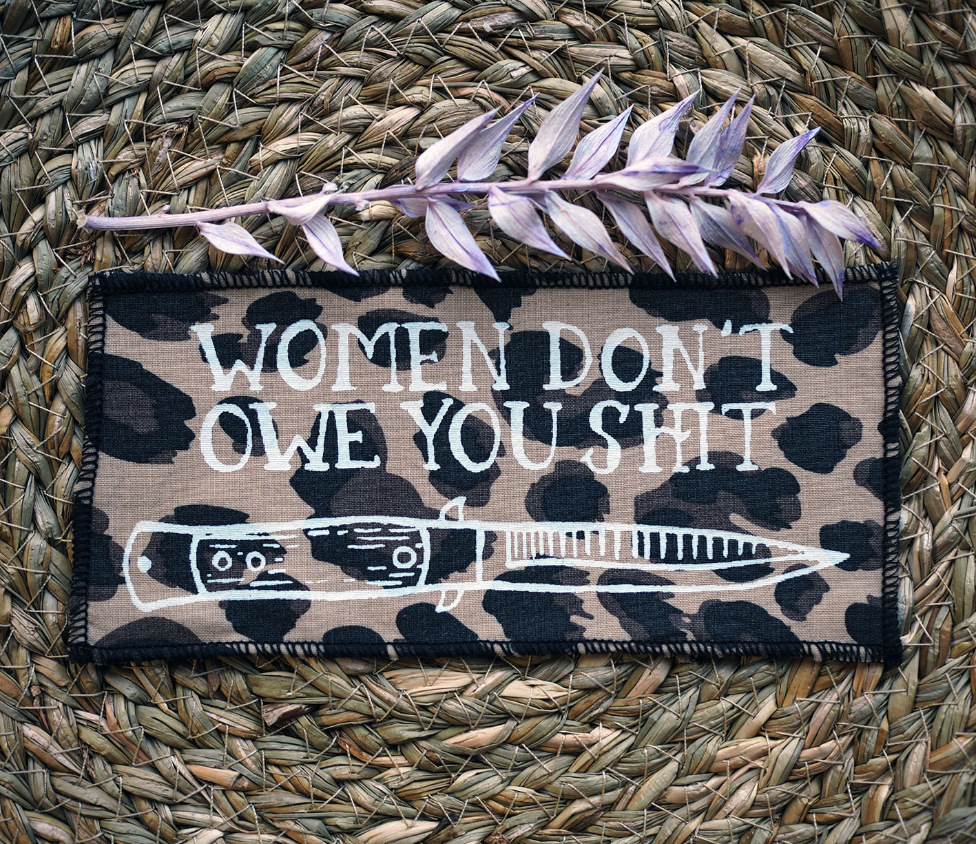 ROSKA ART "Women don't owe you shit" - kangasmerkki - eri värejä - Image 3