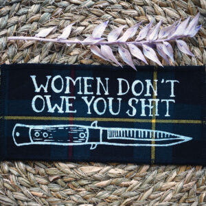 ROSKA ART "Women don't owe you shit" - kangasmerkki