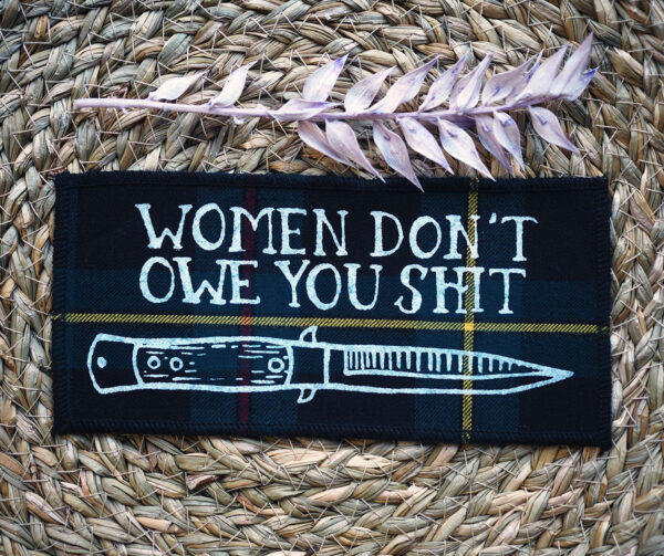 ROSKA ART "Women don't owe you shit" - kangasmerkki