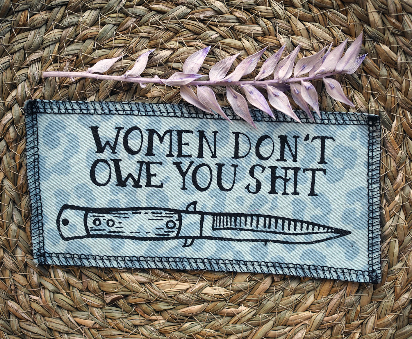 ROSKA ART "Women don't owe you shit" - kangasmerkki - eri värejä - Image 4
