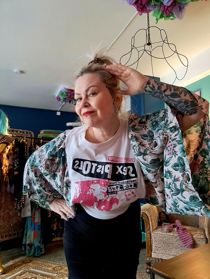 UPCYCLED Sex Pistolsin paita - Image 3