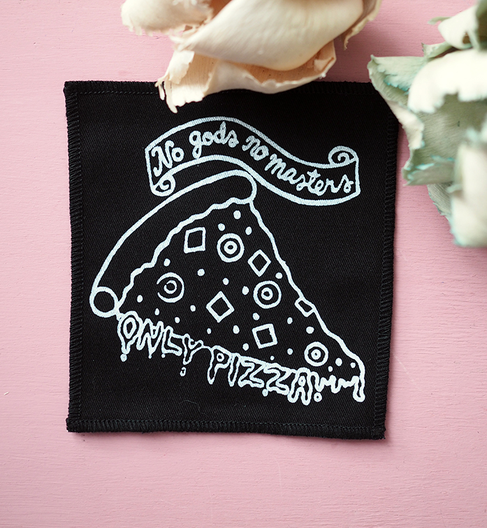 ROSKA ART "No gods, no masters, only pizza" - kangasmerkki - musta