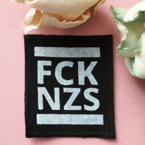 ROSKA ART "FCK NZS" - kangasmerkki - eri värejä