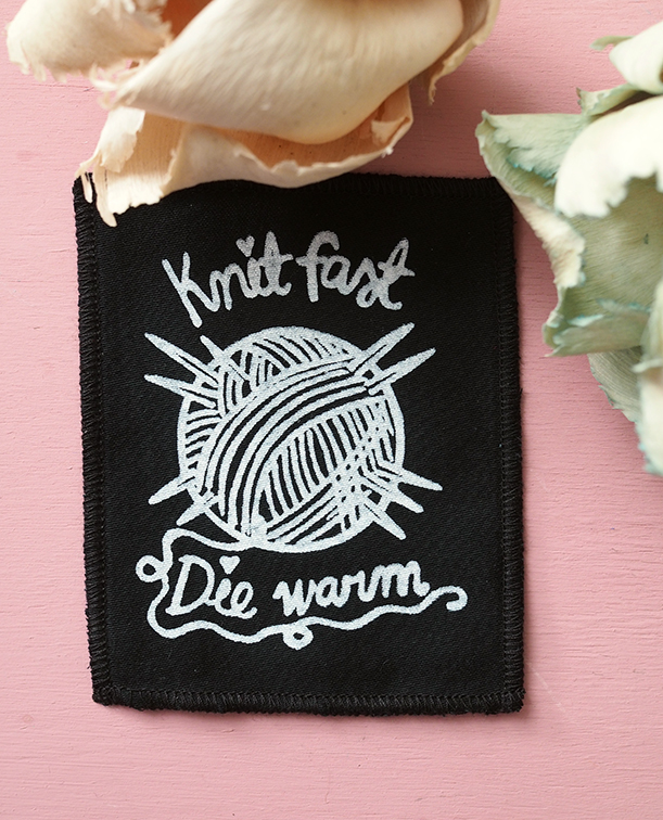 ROSKA ART "Knit fast, die warm" - kangasmerkki - eri värejä - Image 2