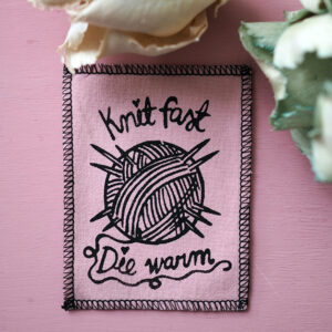 ROSKA ART "Knit fast, die warm" - kangasmerkki - vaaleanpunainen