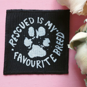ROSKA ART "Rescued is my favourite breed" - kangasmerkki - musta