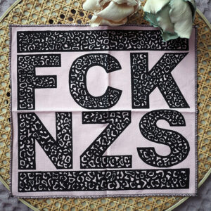 ROSKA ART "FCK NZS" kangasmerkki selkään - eri värejä
