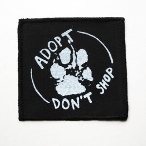 ROSKA ART "Adopt don't shop" - kangasmerkki - musta