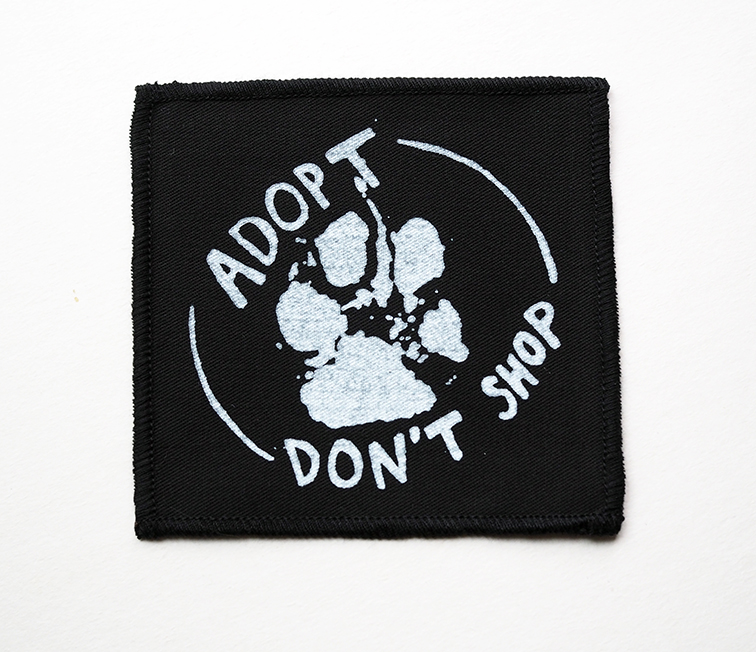 ROSKA ART "Adopt don't shop" - kangasmerkki - musta