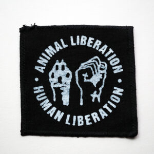 ROSKA ART "Animal liberation, human liberation" - kangasmerkki - eri värejä