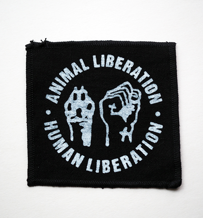 ROSKA ART "Animal liberation, human liberation" - kangasmerkki - eri värejä