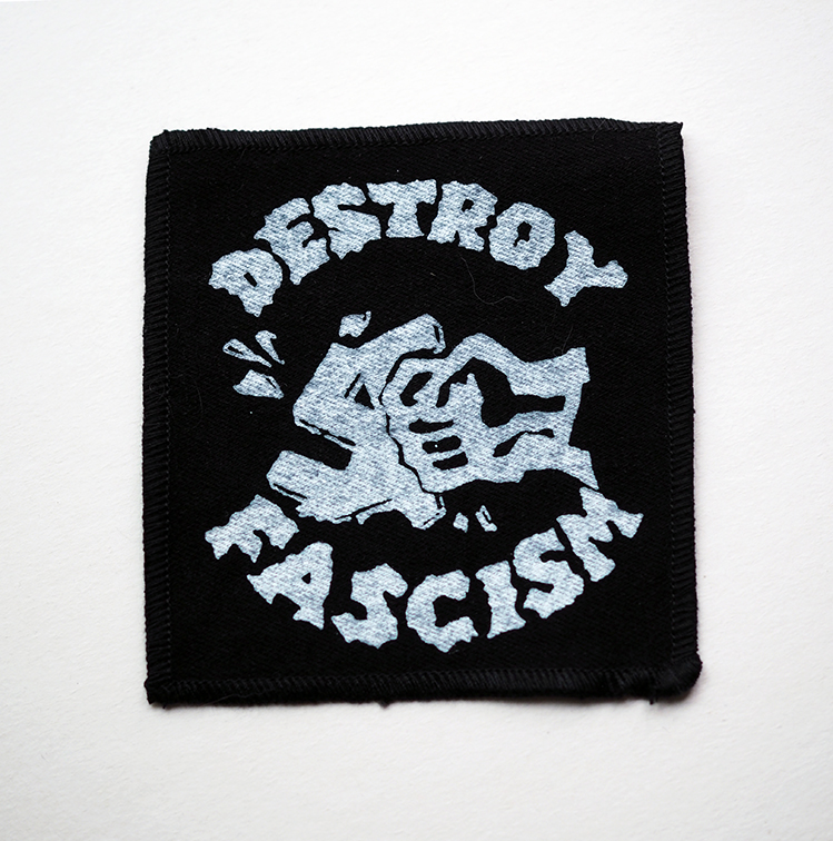 ROSKA ART "Destroy fascism" - kangasmerkki, eri värejä