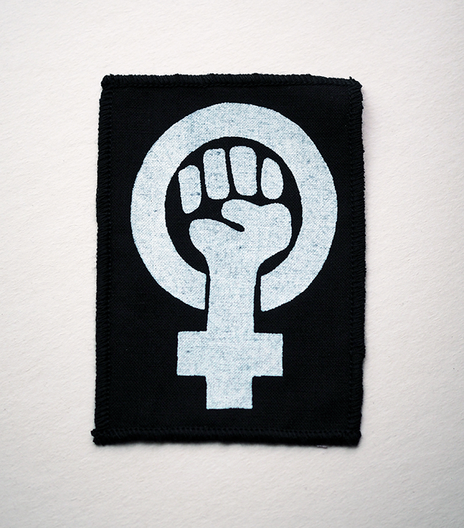 ROSKA ART "Feministi" - kangasmerkki - eri värejä - Image 2