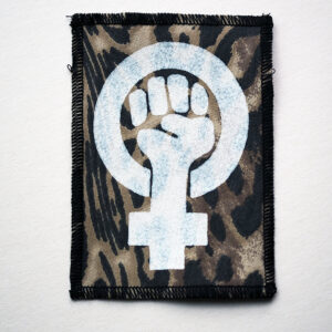 ROSKA ART "Feministi" - kangasmerkki - eri värejä