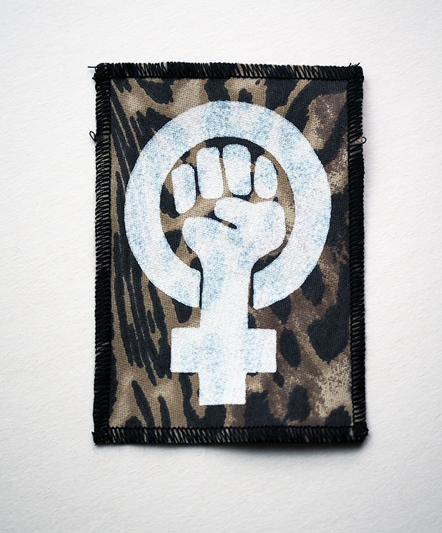 ROSKA ART "Feministi" - kangasmerkki - eri värejä