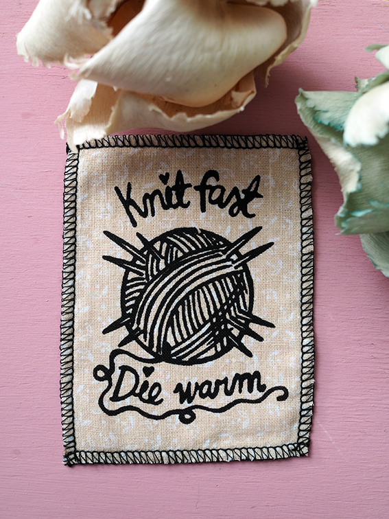ROSKA ART "Knit fast, die warm" - kangasmerkki - eri värejä