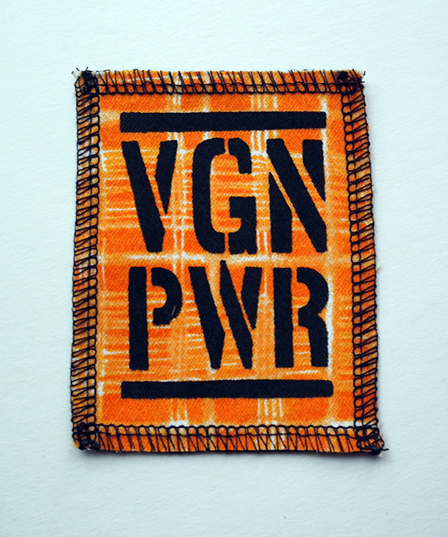ROSKA ART "VGN PWR" - kangasmerkki - eri värejä - Image 3