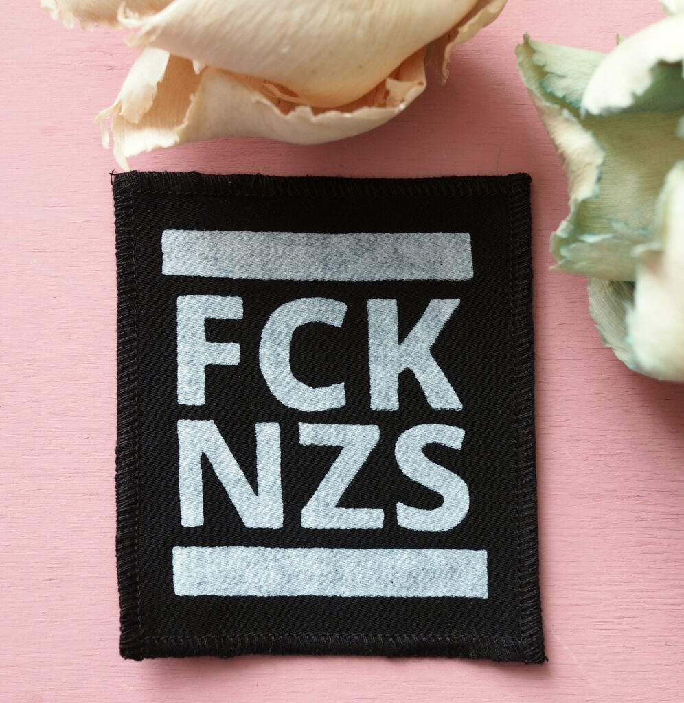 ROSKA ART "FCK NZS" - kangasmerkki, eri värejä